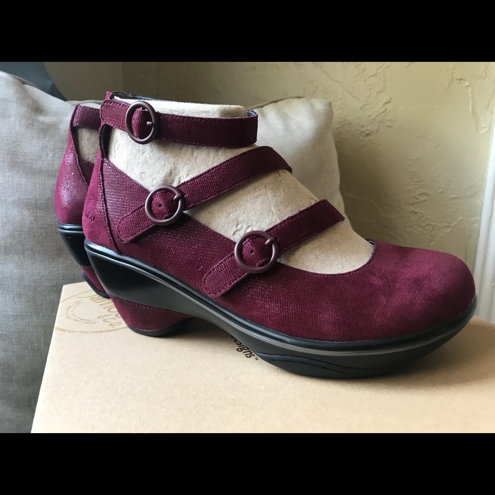 Jambu Penelope Wine brand new in box size 8.5